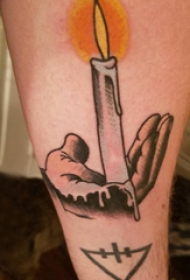 手部纹身图 男生手臂上手掌和蜡烛纹身图片