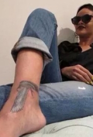 蕾哈娜的纹身  明星脚上黑色的翅膀纹身图片