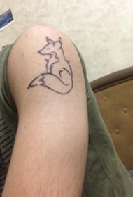 大臂纹身图 男生大臂上黑色的狐狸纹身图片