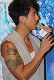 中国纹身明星 吴尊手臂上匕首和锁链纹身图片
