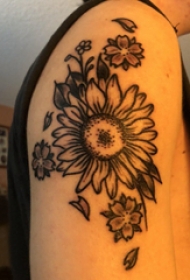 向日葵纹身图片 男生大臂上黑色的向日葵纹身图片