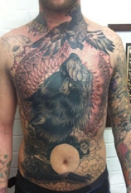 胸前纹身  男生满胸彩色的鸟纹身图片