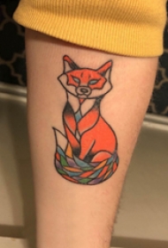 百乐动物纹身 男生手臂上彩色的小狐狸纹身图片