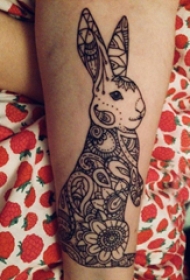 兔子纹身图案 男生小腿上黑色的兔子纹身图片