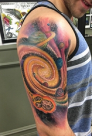 纹身星球 男生大臂上宇宙中的星球纹身图片