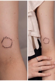 黑色极简纹身 女生手臂上黑色的极简纹身图片
