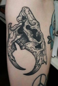 骨头纹身图片  女生小腿上黑灰的骨头纹身图片