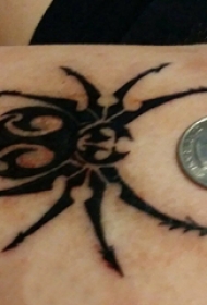 蜘蛛纹身  男生手臂黑色的蜘蛛纹身图片