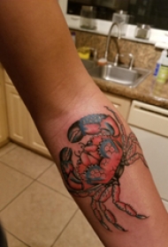 螃蟹纹身图案 男生手臂上彩色的螃蟹纹身图片