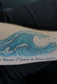 纹身海浪 男生手臂上花体英文和浪花纹身图片