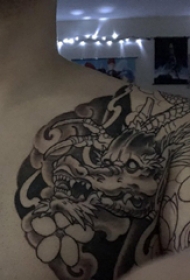 九爪金龙纹身  男生胸上彩绘的龙头纹身图片