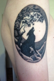 狼和花纹身图案 男生大臂上大树和狼纹身图片