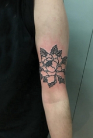 纹身图案花朵  男生手臂上黑色的花朵纹身图片