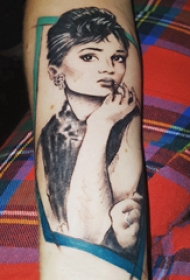 奥黛丽赫本纹身  女生手臂上素描的奥黛丽赫本纹身图片