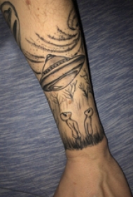 手臂纹身素材 男生手臂上外星人和飞碟纹身图片