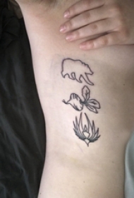 植物纹身 女生侧腰上熊和植物纹身图片