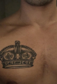 纹身胸部男 男生胸部黑色的皇冠纹身图片