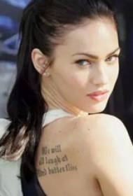 国际纹身明星  Megan Fox后背上黑色的英文纹身图片