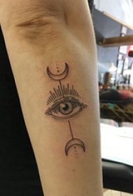 眼睛纹身  女生手臂上黑色的眼睛纹身图片