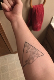 纹身海浪 男生手臂上三角形和浪花纹身图片