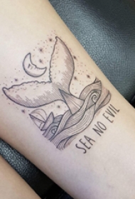 纹身鲸鱼 女生手臂上英文和鲸鱼尾纹身图片
