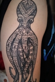 极简线条纹身 男生大臂上黑色的章鱼纹身图片