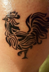 公鸡纹身图案 男生大腿上黑色的公鸡纹身图片