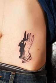 纹身手指  男生腹部上黑灰的手指纹身图片