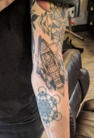几何元素纹身 男生手臂上黑色的火箭纹身图片