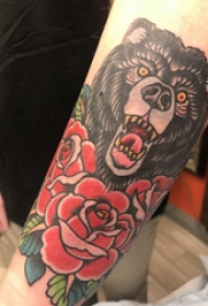 熊纹身  女生手臂上熊和花朵纹身图片