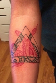 蛇和手臂纹身图案  男生手臂上蛇和几何纹身图片