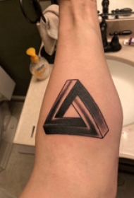 纹身立体图 男生手臂上黑色的三角形纹身图片