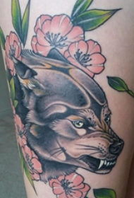 大腿纹身图女 女生大腿上花朵和狼头纹身图片
