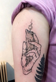 大臂纹身图 男生大臂上手握蜡烛纹身图片