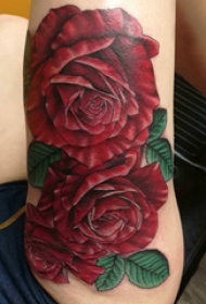 大腿纹身传统 女生大腿上娇艳的玫瑰纹身图片