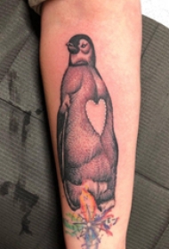 手臂纹身素材 女生手臂上指南针和企鹅纹身图片