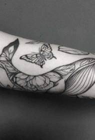 百乐动物纹身 男生手臂上蝴蝶和鲸鱼纹身图片