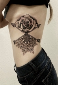 侧腰纹身图 女生侧腰上玫瑰和梵花拼接纹身图片