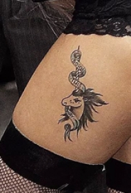 lady gaga的纹身  明星大腿上黑灰色的独角兽纹身图片