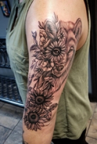 百乐动物纹身  男生手臂上动物和花朵纹身图片