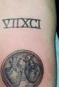 美国纹身明星  Miley Cyrus手臂上黑灰色的心脏纹身图片