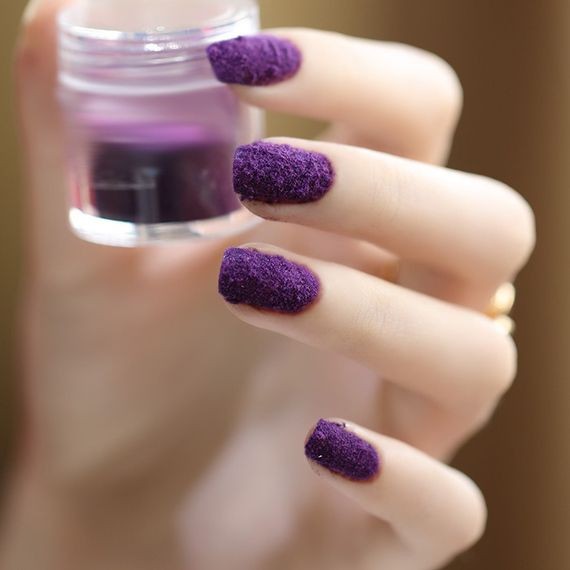 点击大图看下一张：唯美紫色指尖美甲