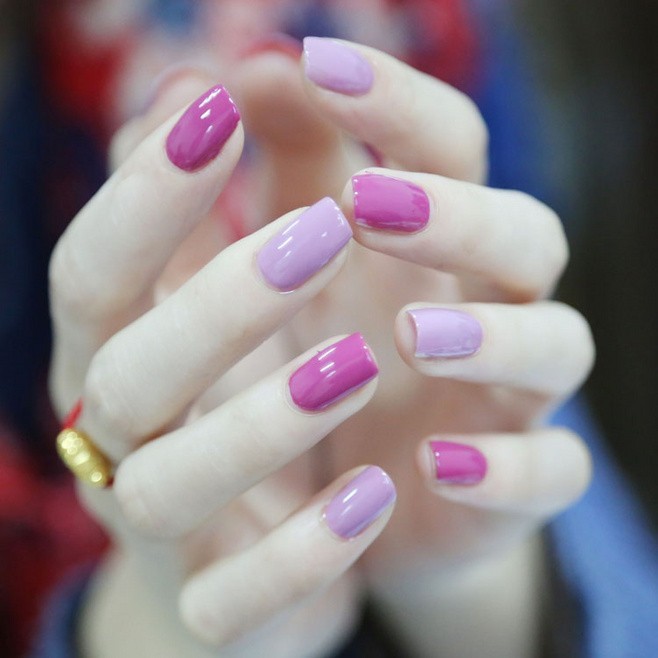 点击大图看下一张：唯美紫色指尖美甲