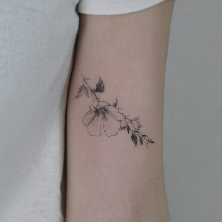 点击大图看下一张：花卉纹身图案  种类多样的唯美花卉纹身图案