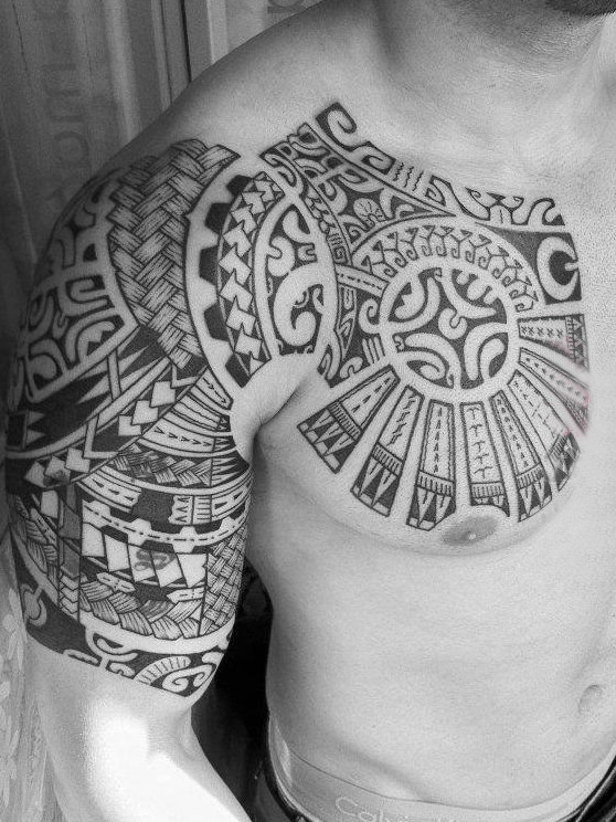 点击大图看下一张：半甲纹身图案 男 男生肩部黑色的部落纹身图片