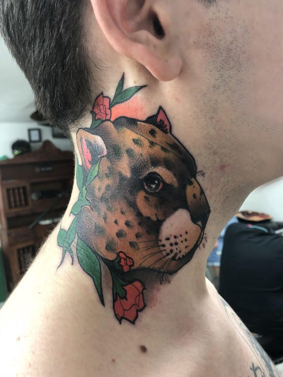 点击大图看下一张：豹子头纹身  男生脖子上彩绘的豹子头纹身图片