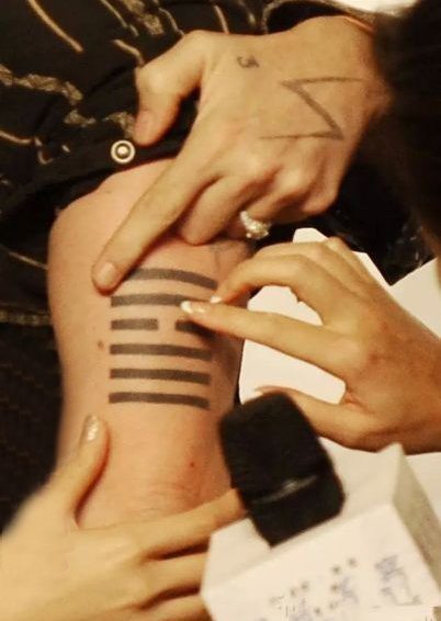 点击大图看下一张：国际纹身明星  Johnny Depp手臂上黑色的易经卦象纹身图片