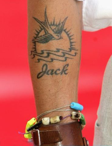 点击大图看下一张：国际纹身明星 Johnny Depp手臂上鸟和太阳纹身图片
