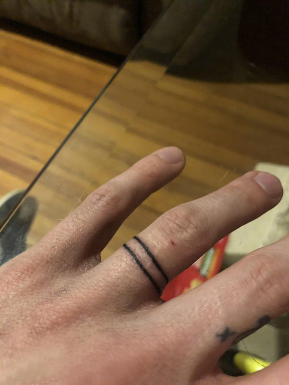 点击大图看下一张：极简线条纹身 男生手指上黑色的戒指纹身图片