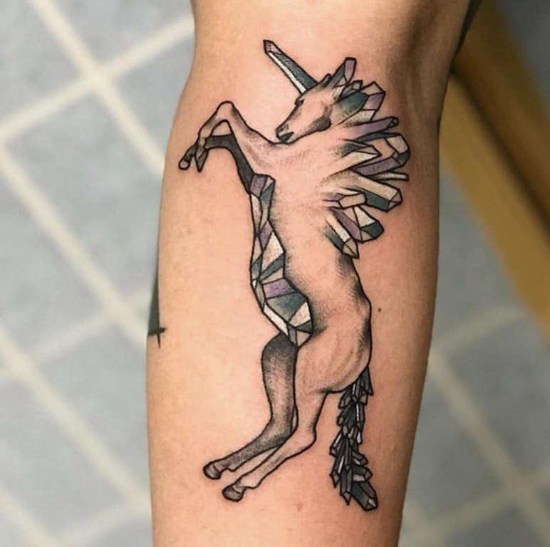 点击大图看下一张：可爱独角兽纹身图案 男生手臂上黑色的独角兽纹身图片